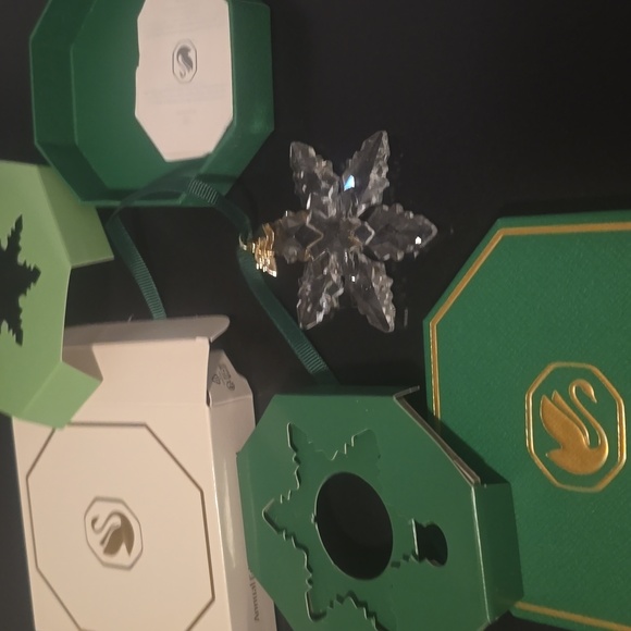 Swarovski Green Snowflake Ornament - Picture 5 of 7